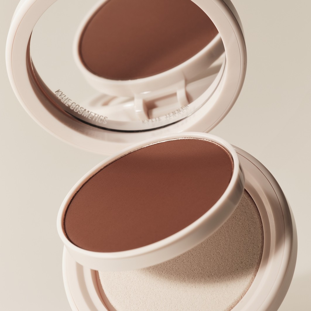 KYLIE COSMETICS Naturalny puder rozświetlający