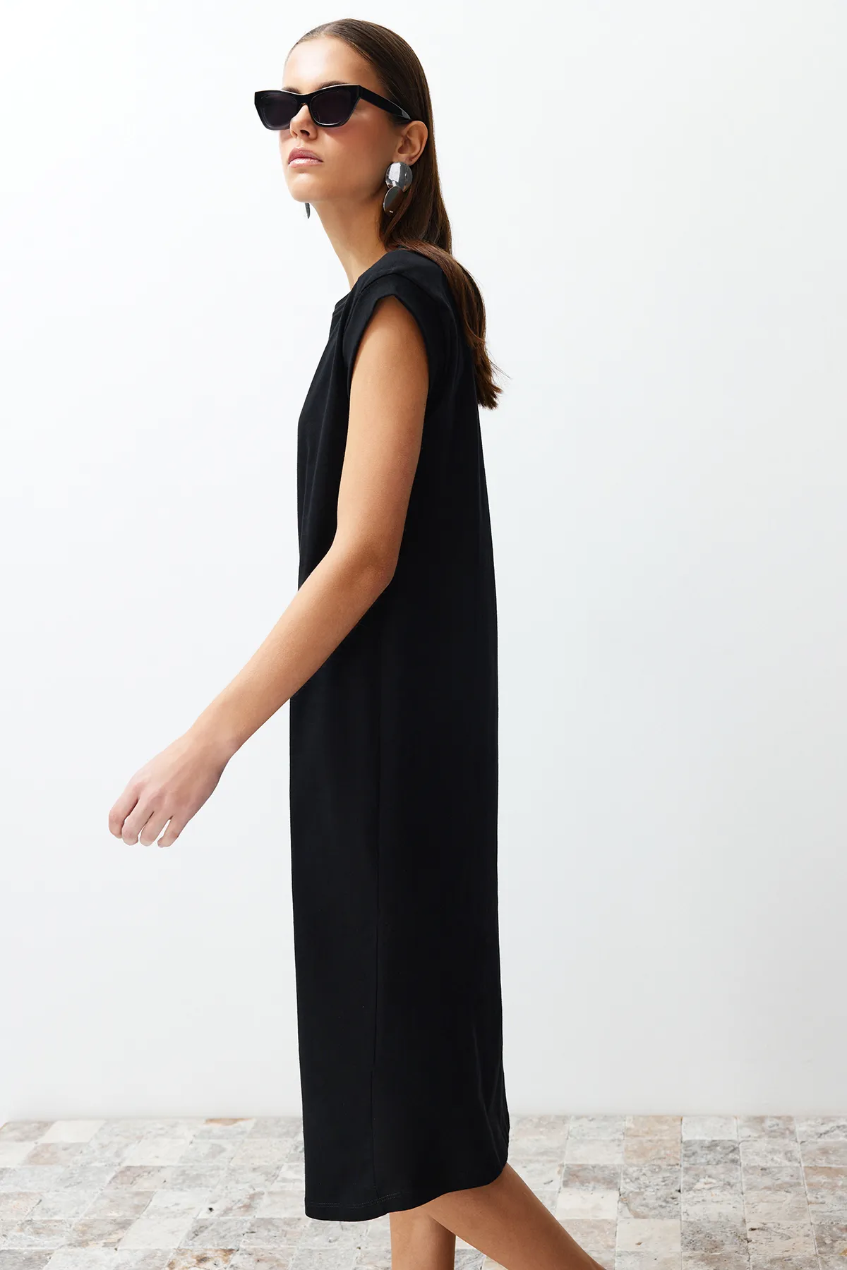 Trendyol Collection  Schwarzes, schlichtes T-Shirt-Kleid aus 100 % Baumwolle, Etuikleid mit Mondärmeln und bequemem Schnitt, Midi-Midikleid TWOSS24EL00126