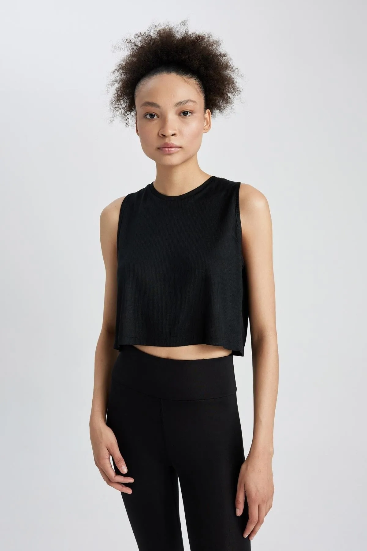 DeFacto  Sportliches Crop Top mit Rundhalsausschnitt - A2518ax23sm