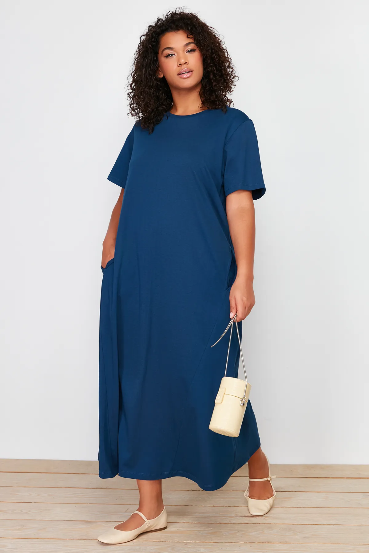 Trendyol Curve  Marineblaues Midi-Strick-T-Shirt-Kleid TBBSS24AH00067