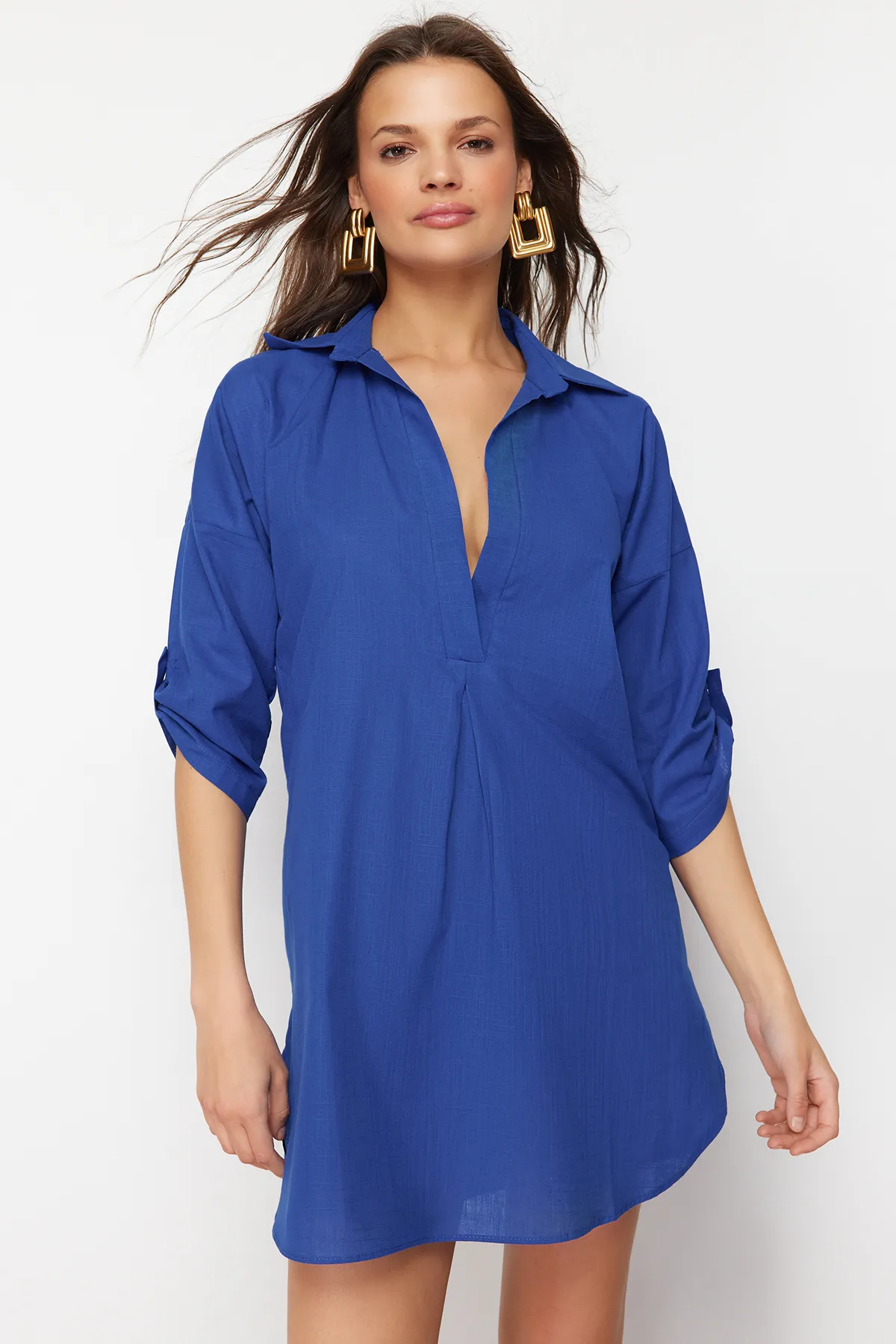 Trendyol Collection  Saks Mini-Strandkleid aus Webstoff TBESS21EL3979