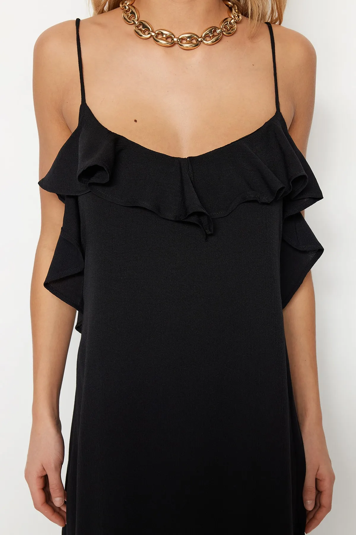 Trendyol Collection  Schwarzes Maxi-Strandkleid mit gewebtem Volant TBESS19WY0004