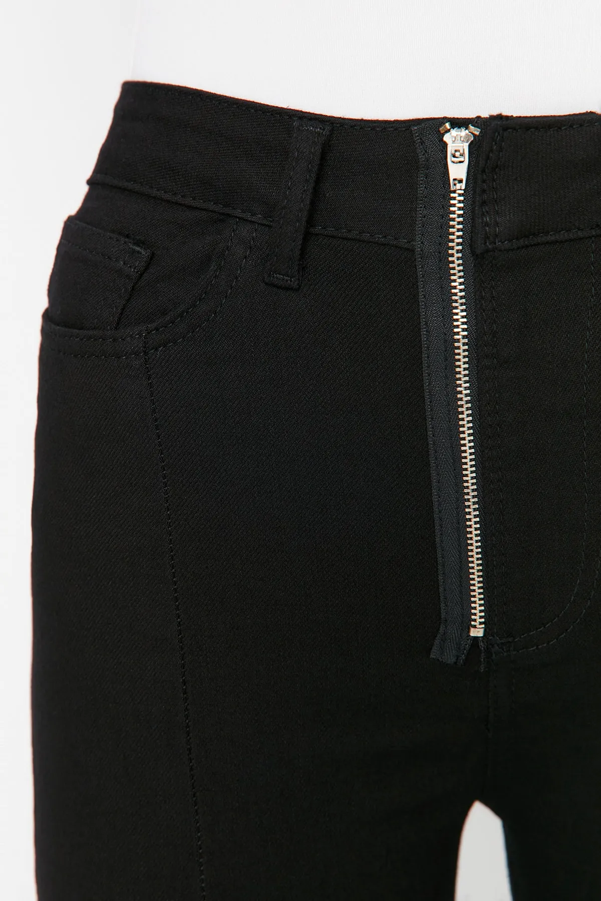 Trendyol Collection  Schwarze Skinny Jeans mit Reißverschluss und hoher Taille TWOAW23JE00498