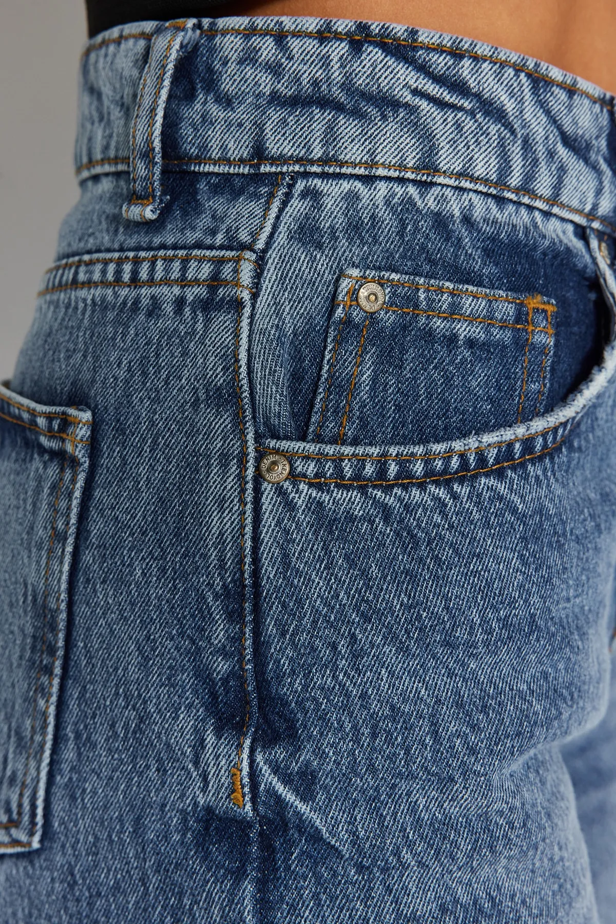 Trendyol Collection  Blaue zerrissene Jeans mit hoher Taille und weitem Bein TWOAW24JE00162