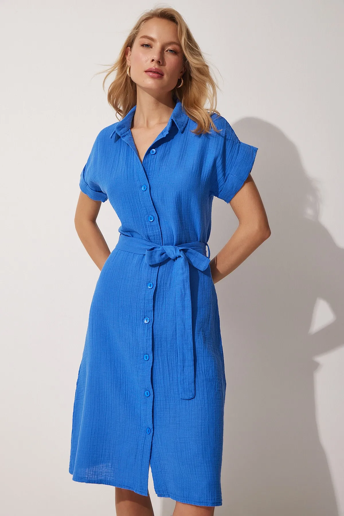 Happiness İstanbul  Blaues Leinenhemdkleid mit Gürtel für Damen MX00046