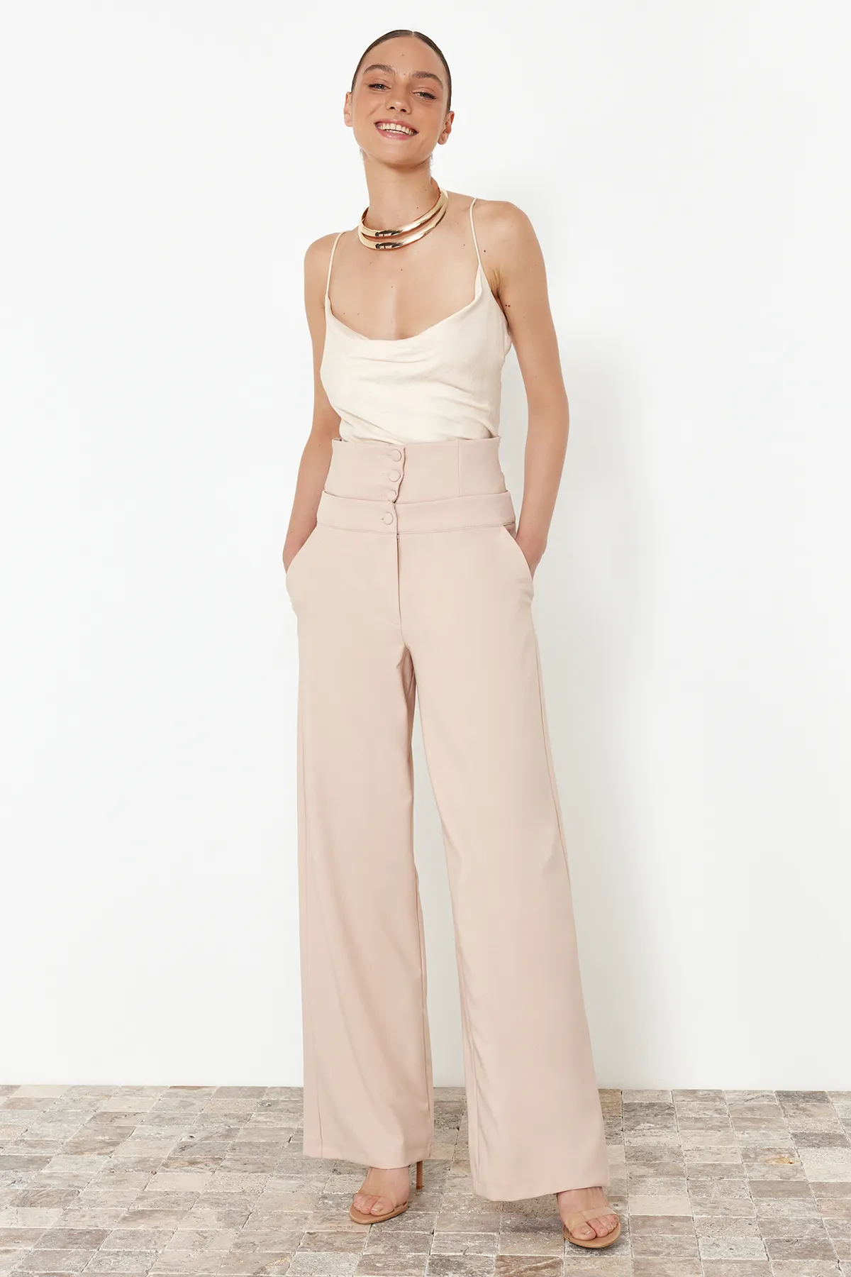 Trendyol Collection  Gewebte Hose mit Korsettdetail in Stein TPRSS23PL00033