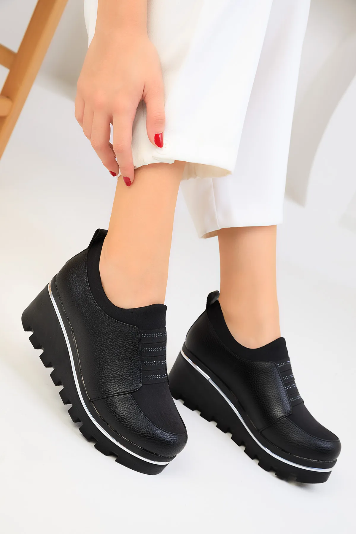 SOHO  Schwarze Freizeitschuhe für Damen 18616
