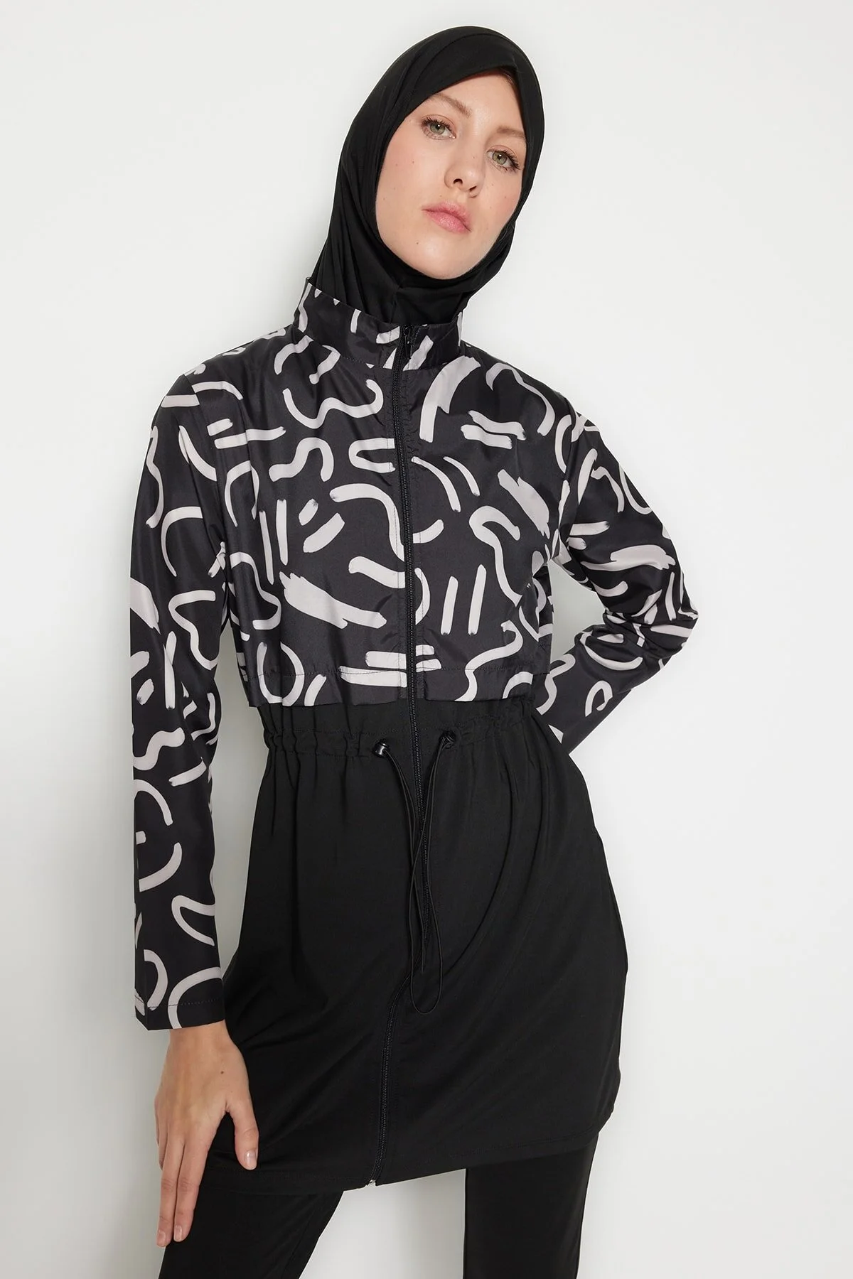Trendyol Modest  Schwarzes, vollständig bedecktes, 4-teiliges, gemustertes Badeanzug-Set TCTSS23CF00036