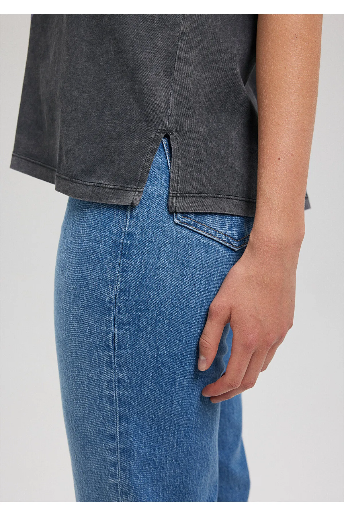 Mavi  Bedrucktes graues Istanbul-T-Shirt mit normaler Passform und normalem Schnitt 1601176-900