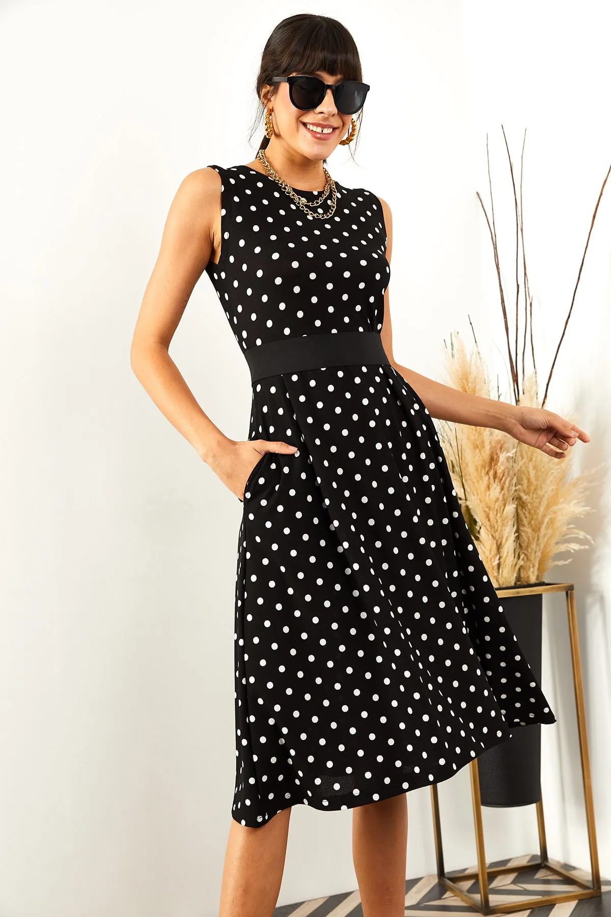 Olalook  Schwarzes, gepunktetes, ausgestelltes Damenkleid mit Taschen ELB-19000480