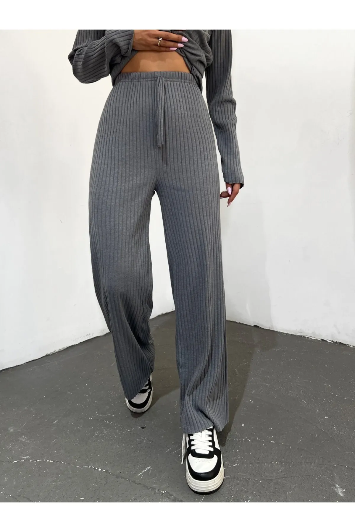 Modamorfo  Lockere, gerippte Hose mit Spitzendetail