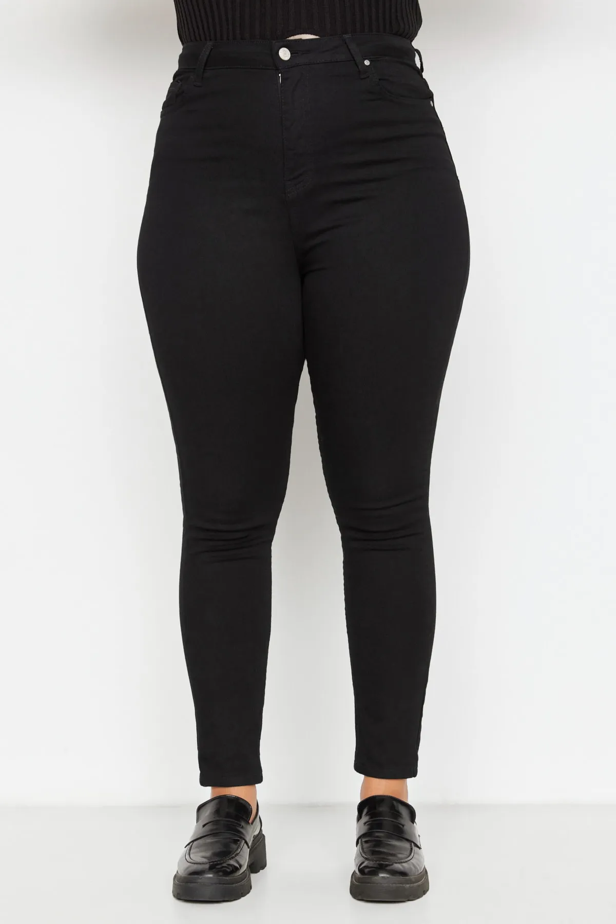 Trendyol Curve  Schwarze, lichtechte, flexible Skinny-Jeans mit hoher Taille TBBAW23CJ00061