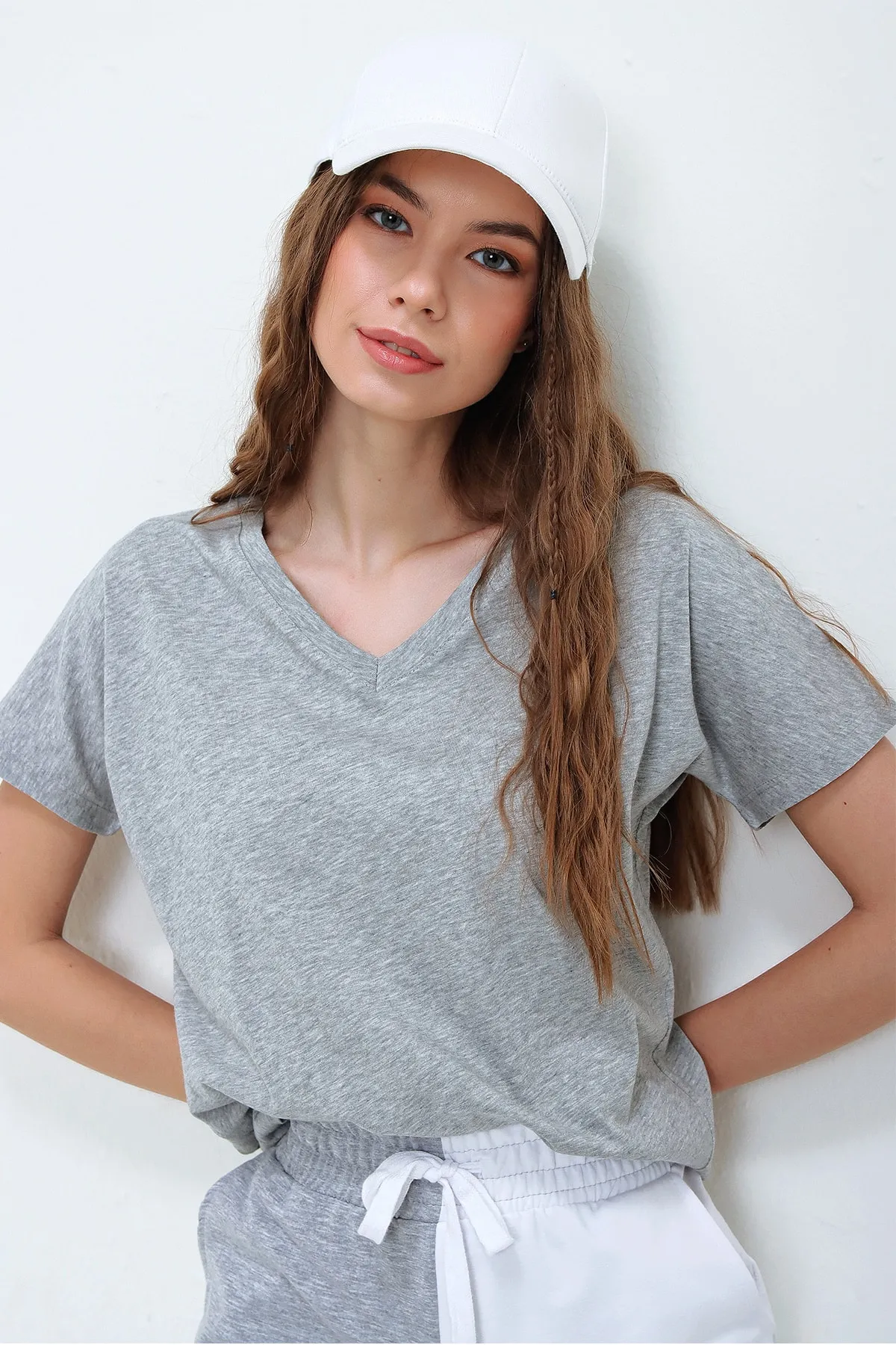 Trend Alaçatı Stili  Grimelange Basic-T-Shirt mit V-Ausschnitt für Damen ALC-1045-A