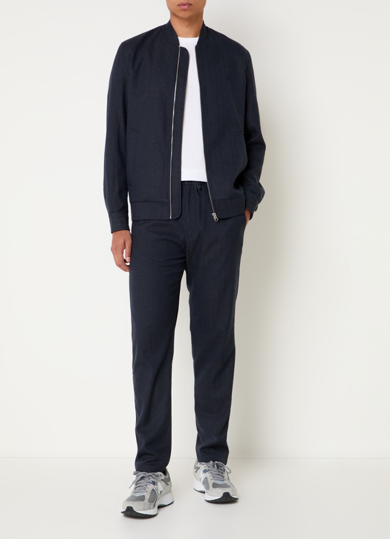 Pantaloni chino slim fit de la Les Deux Como, cu model în spic de hering și buzunare laterale.