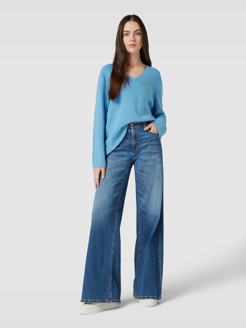 Strickpullover mit abgerundetem V-Ausschnitt in hellblau