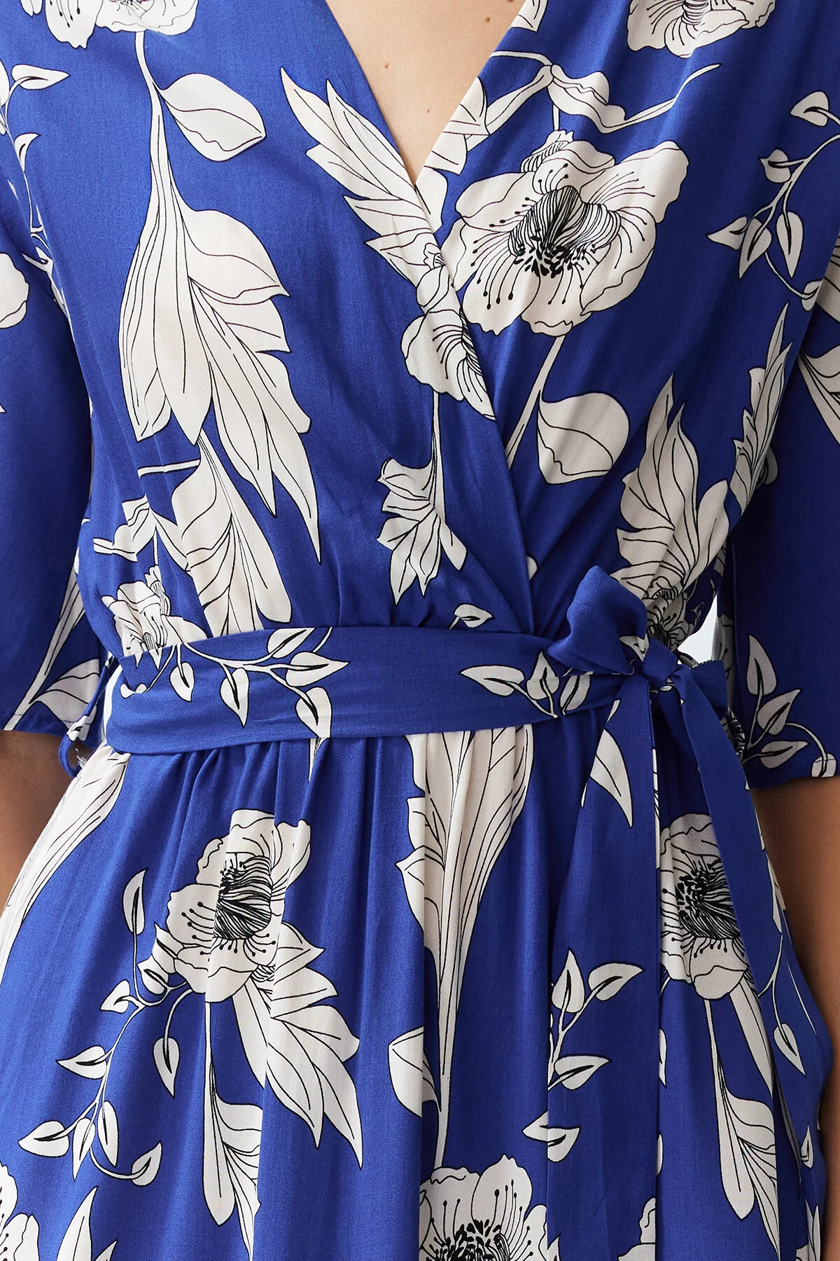 Trendyol Collection  Blaues A-Linien-Midikleid aus Webstoff mit Blumenmuster, Gürtel, Zweireiher-Kragen TWOSS24EL00915