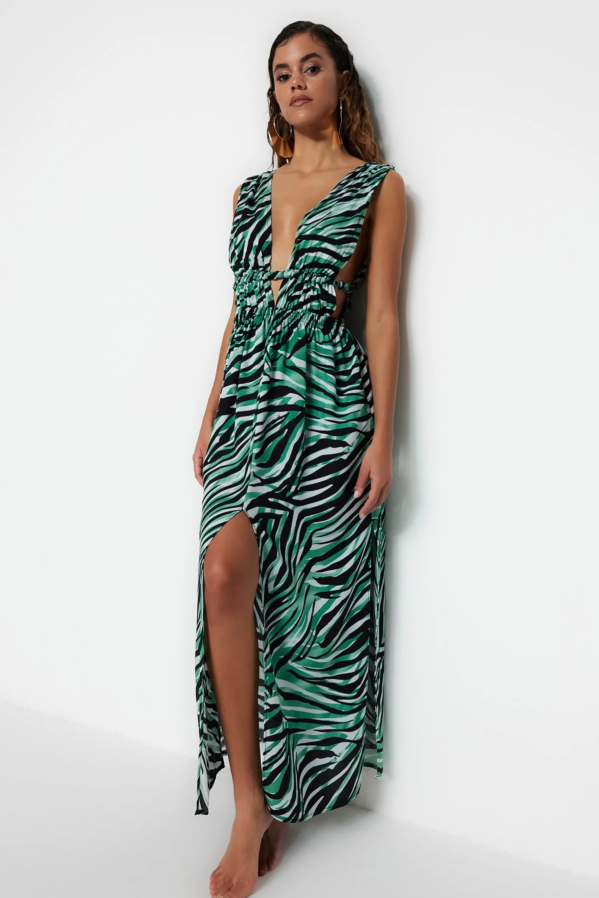 Trendyol Collection  Gerafftes, gewebtes Maxi-Strandkleid mit Tiermuster TBESS22EL0731