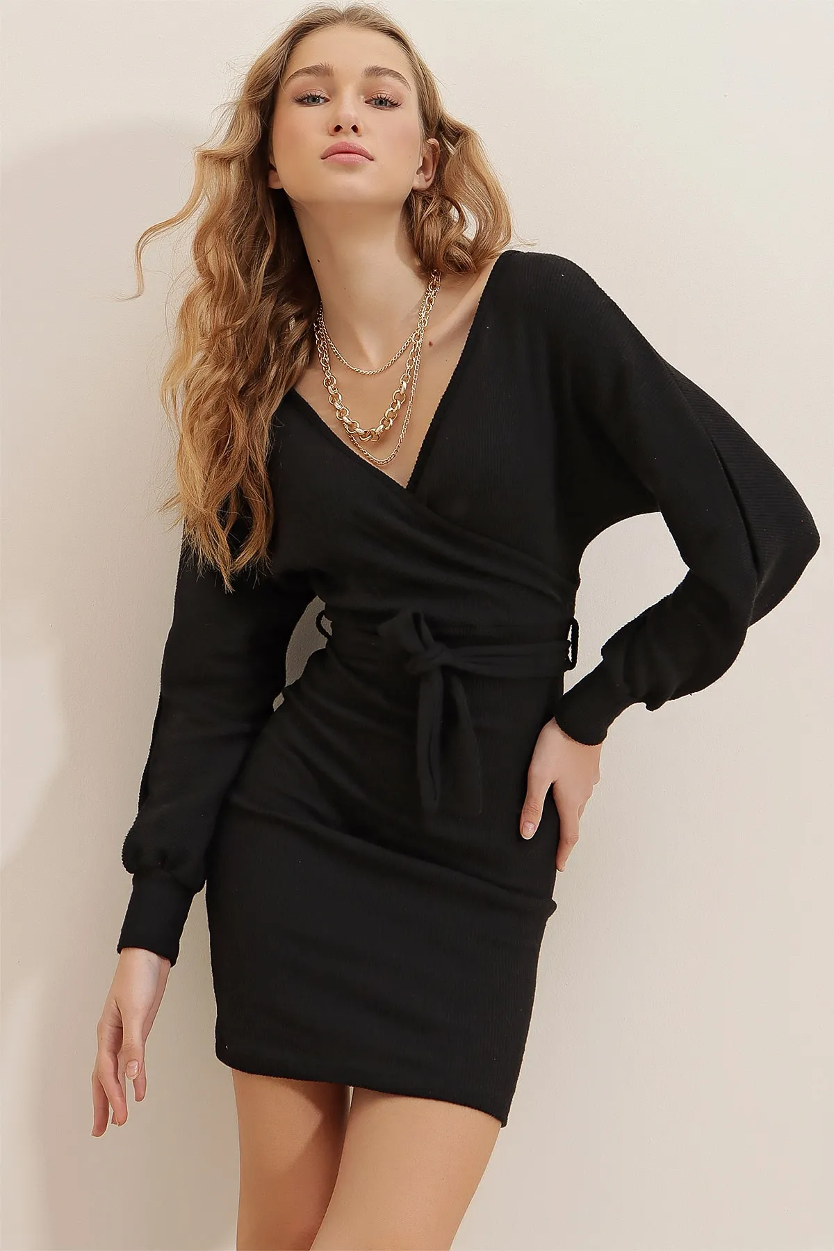 Trend Alaçatı Stili  Schwarzes, zweireihiges, zweireihiges Camisole-Kleid mit Fledermausärmeln und Gürtel für Damen ALC-X7623