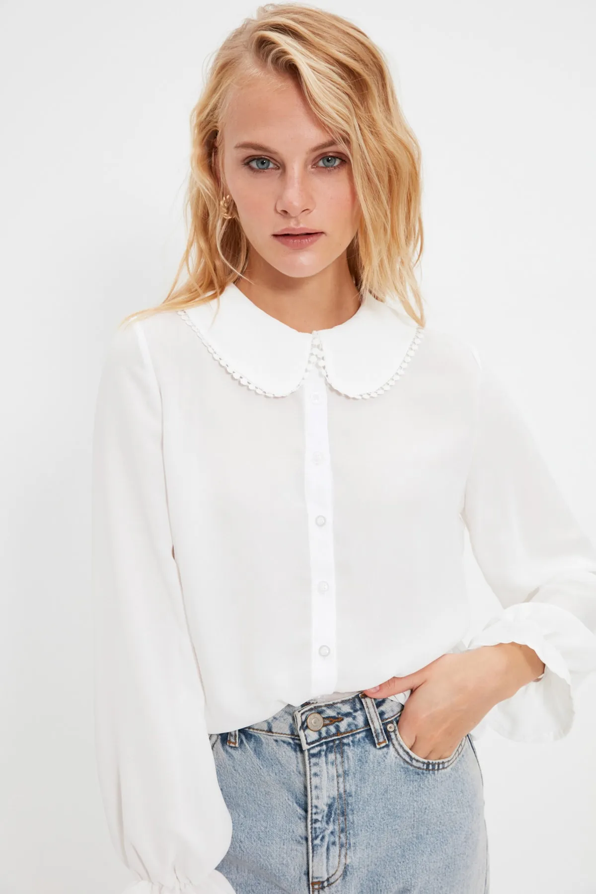 Trendyol Collection  Weißes gewebtes Hemd mit Pompom-Kragen für Babys - TWOAW21GO0717
