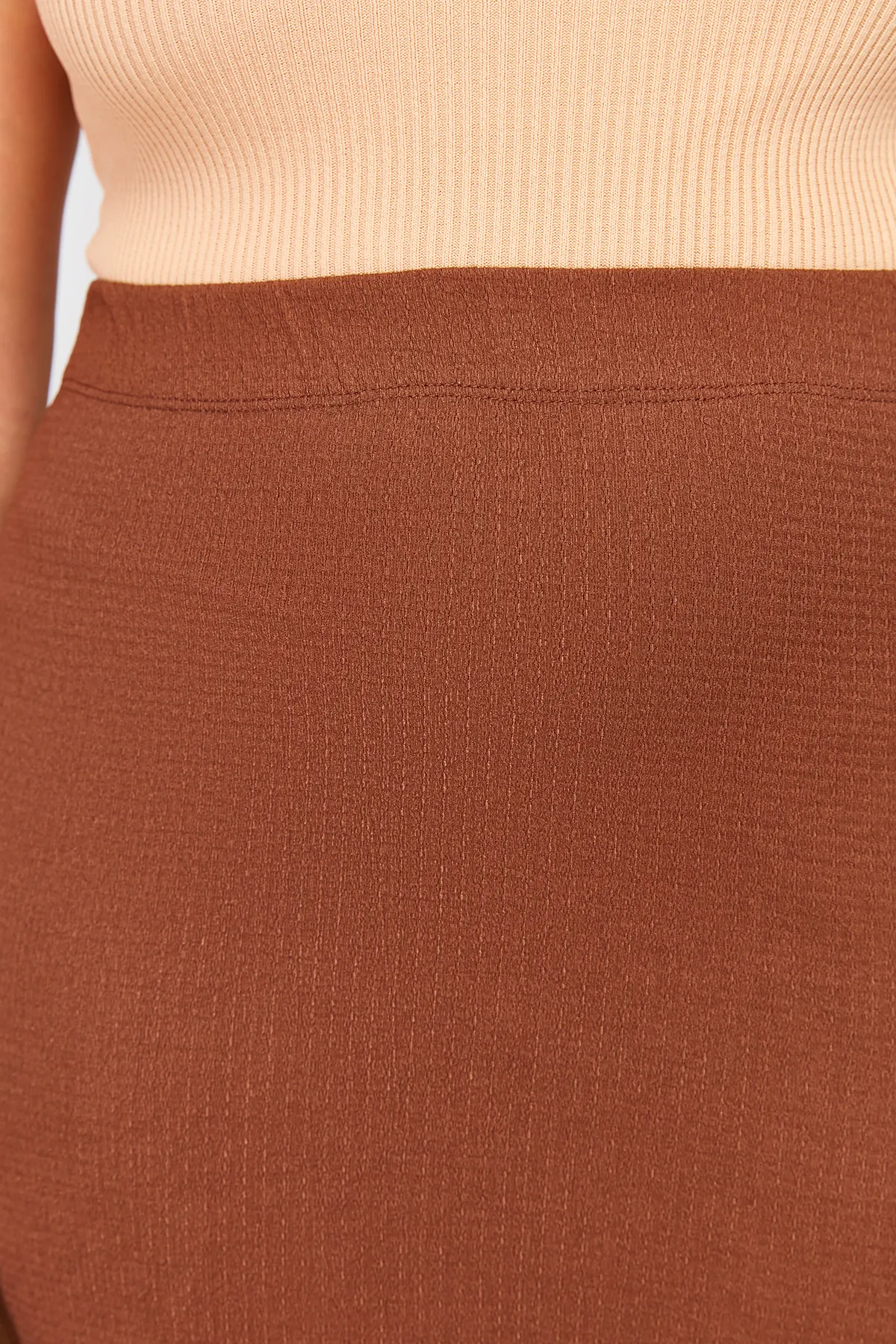 Trendyol Curve  Brauner Strickrock mit Schlitz TBBSS24AZ00013