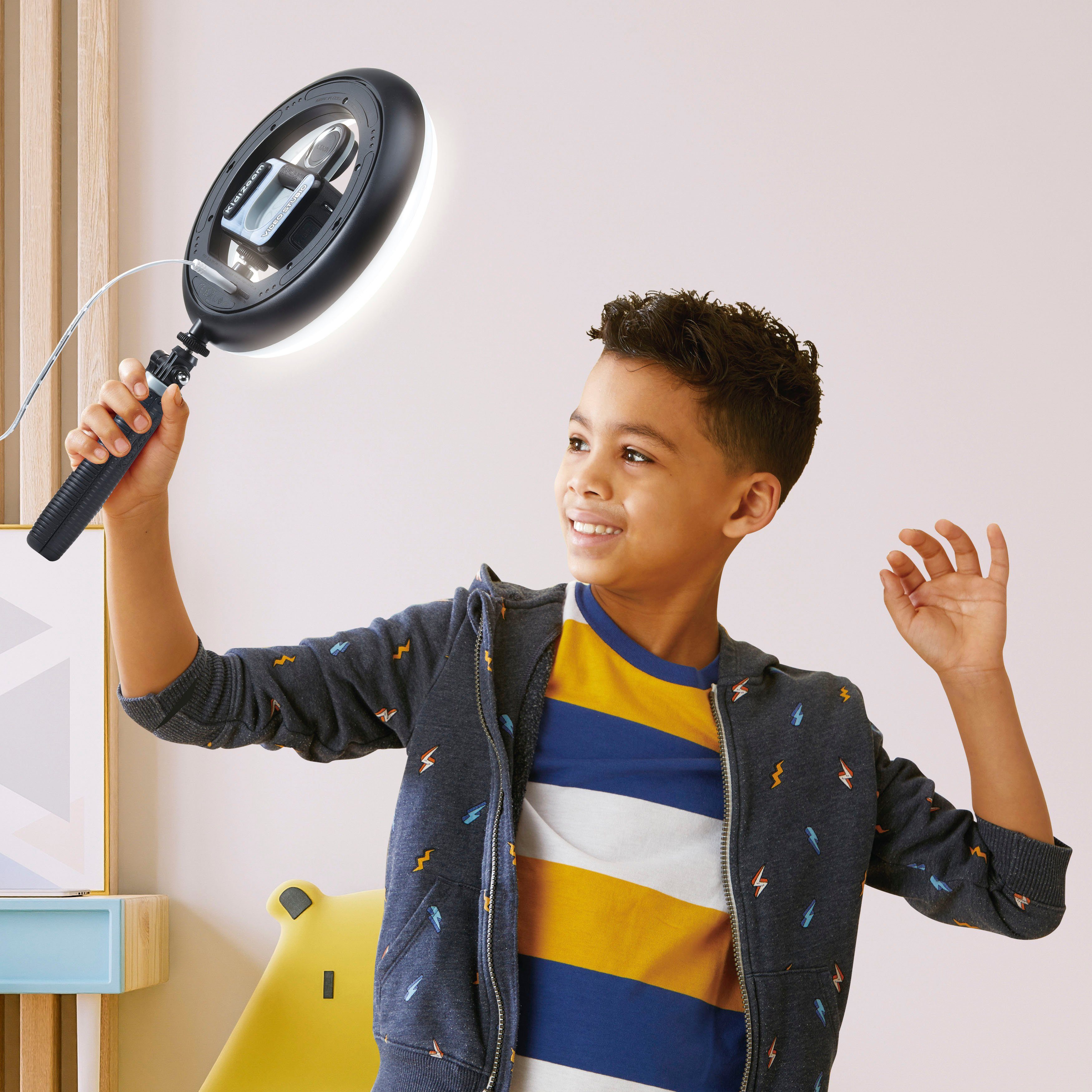 Vtech® KidiZoom Video Studio - Deluxe Bundle Kinderkamera (5 MP, inkl. Selfie-Funktion, Ringlicht und Ministativ)
