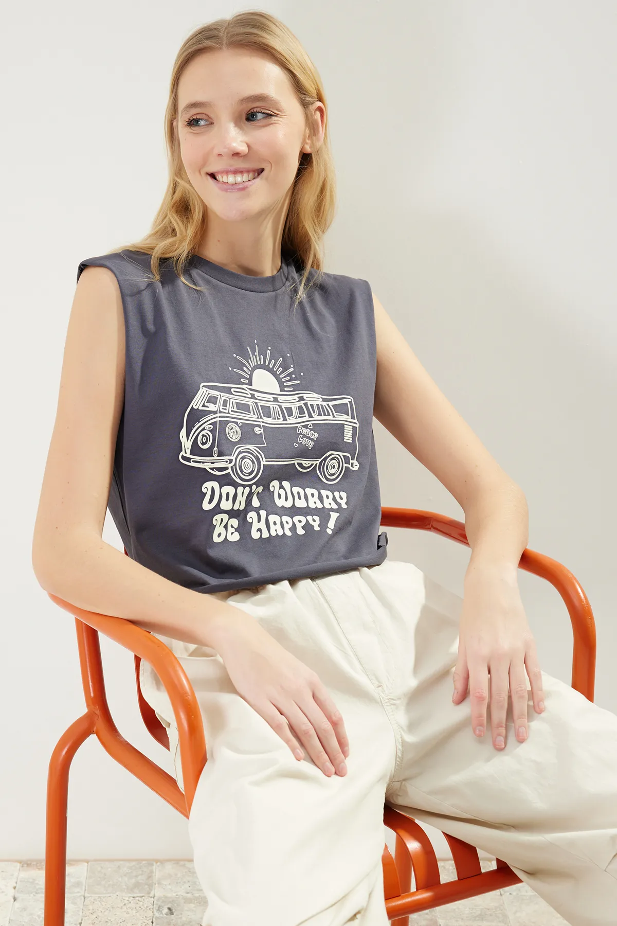 Trendyol Collection  Anthrazitfarbenes, bedrucktes, ärmelloses, kurz geschnittenes Strick-T-Shirt aus 100 % Baumwolle mit Rundhalsausschnitt TWOSS23TS00122