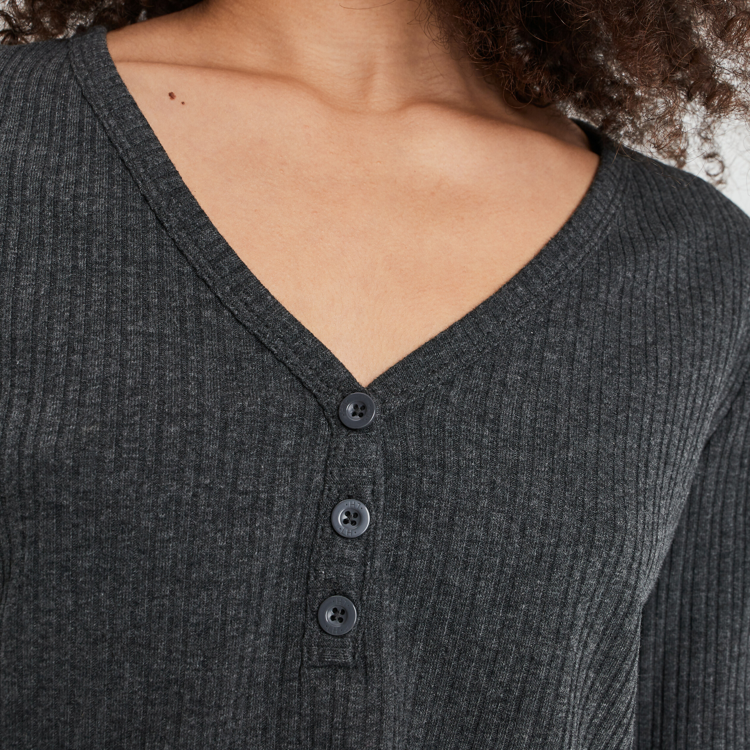 T-shirt côtelé avec col en V gris foncé femme | La Halle