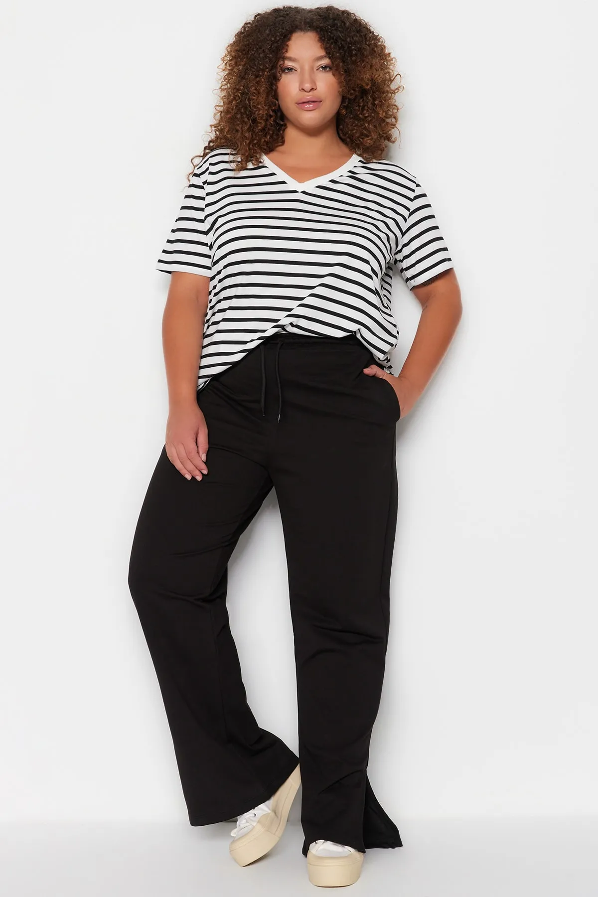 Trendyol Curve  Schwarze gerade geschnittene Strick-Jogginghose mit dünnem Schlitz TBBSS23AJ00003