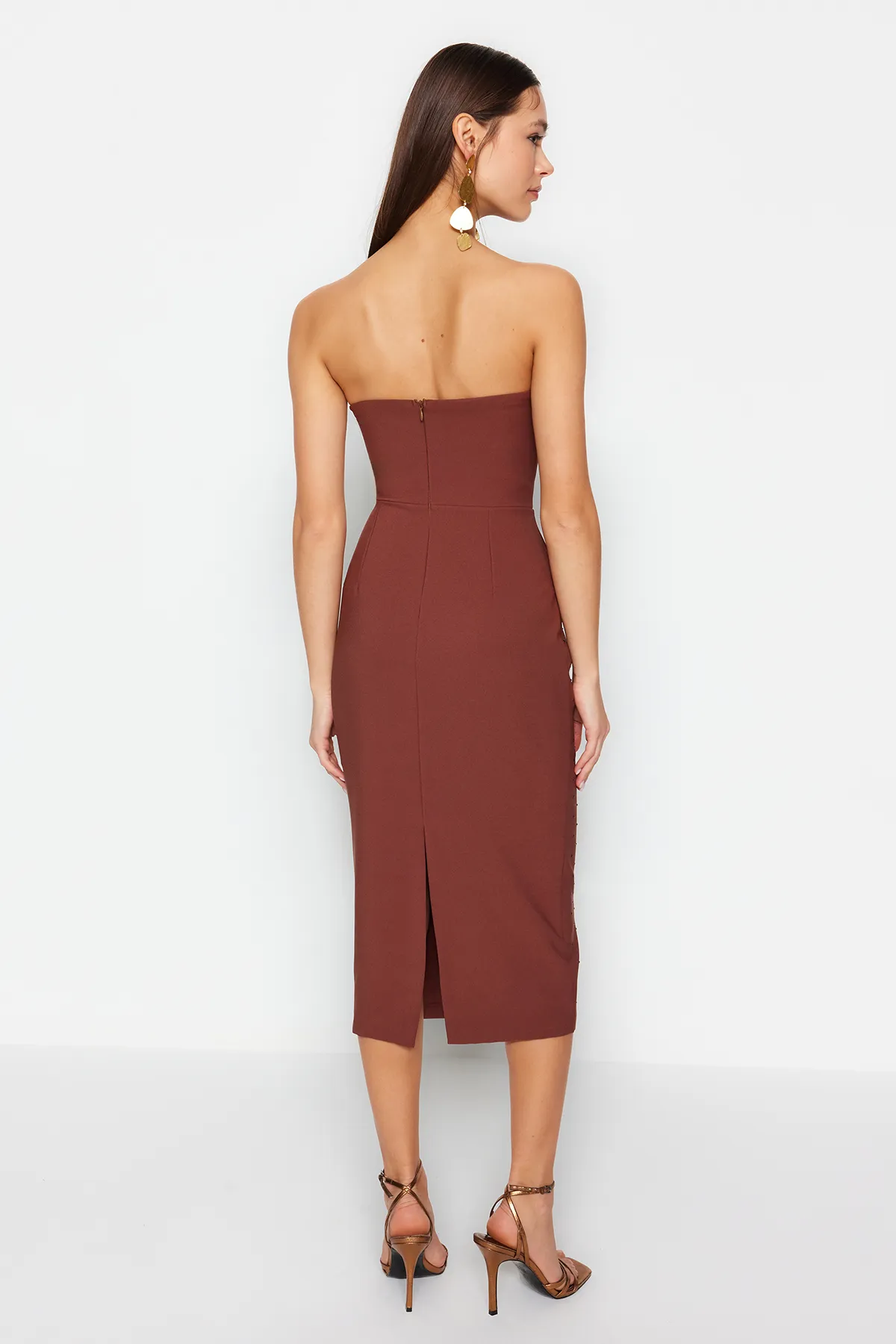 Trendyol Collection  Braunes, figurbetontes, gefüttertes, gewebtes, glänzendes Stein-Elegantes Abendkleid TPRSS23EL00476