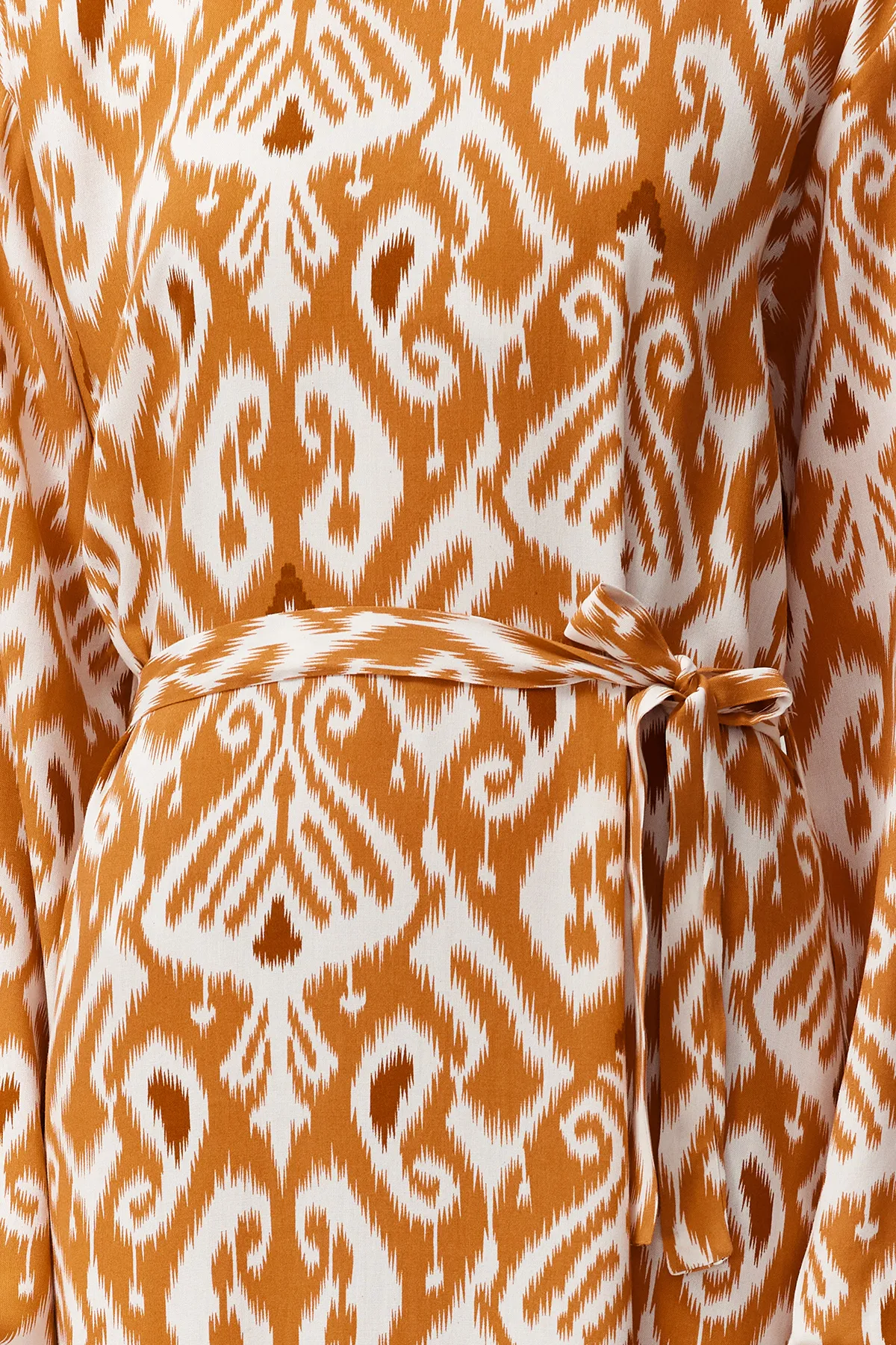 Trendyol Modest  Senfgelbes Kleid aus Viskosegewebe mit Schalmuster und Gürtel TCTSS24EB00240