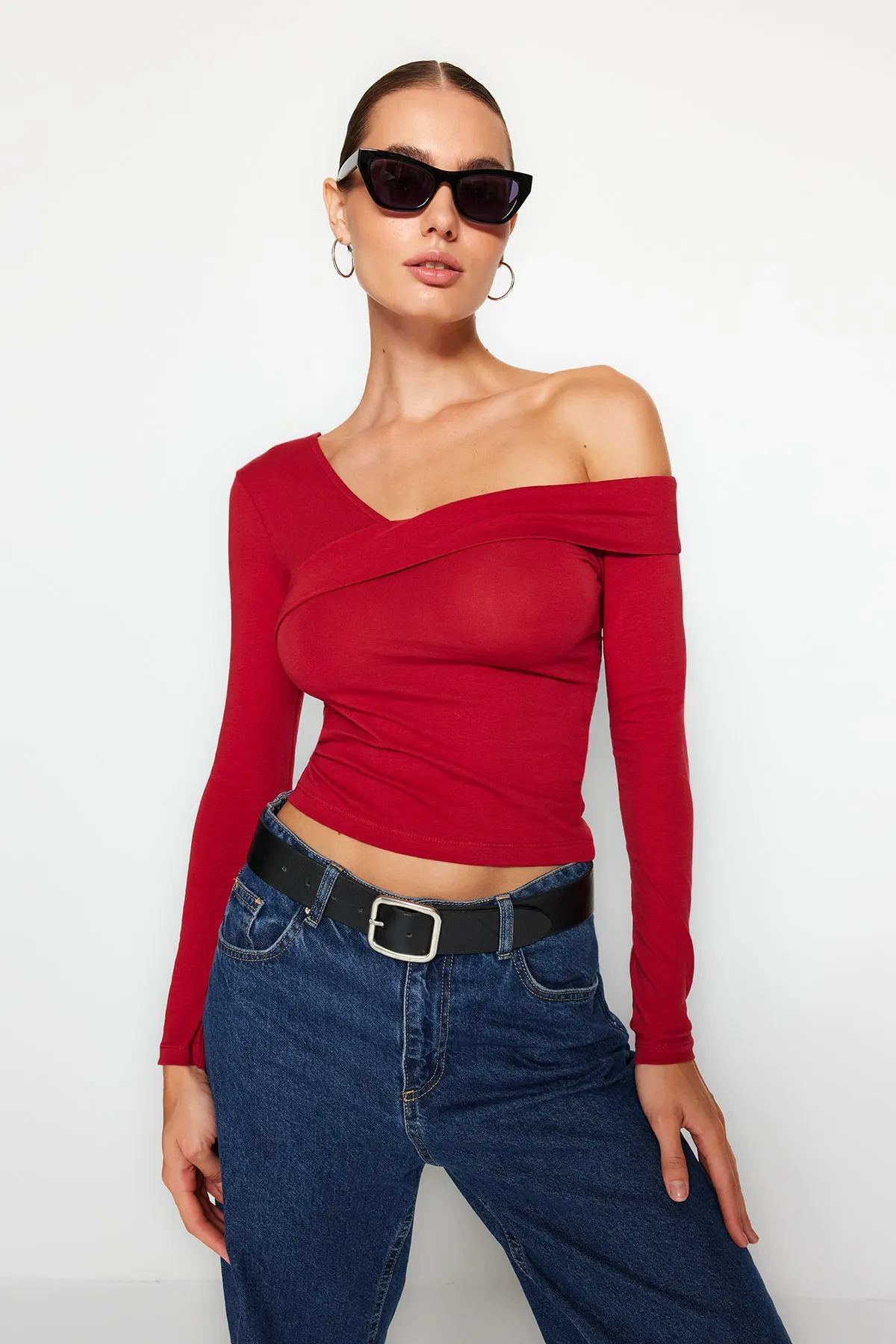 Trendyol Collection  Burgunderrote, eng anliegende, kurz geschnittene Strickbluse aus Baumwolle mit dehnbarem Volant TWOAW24BZ00161