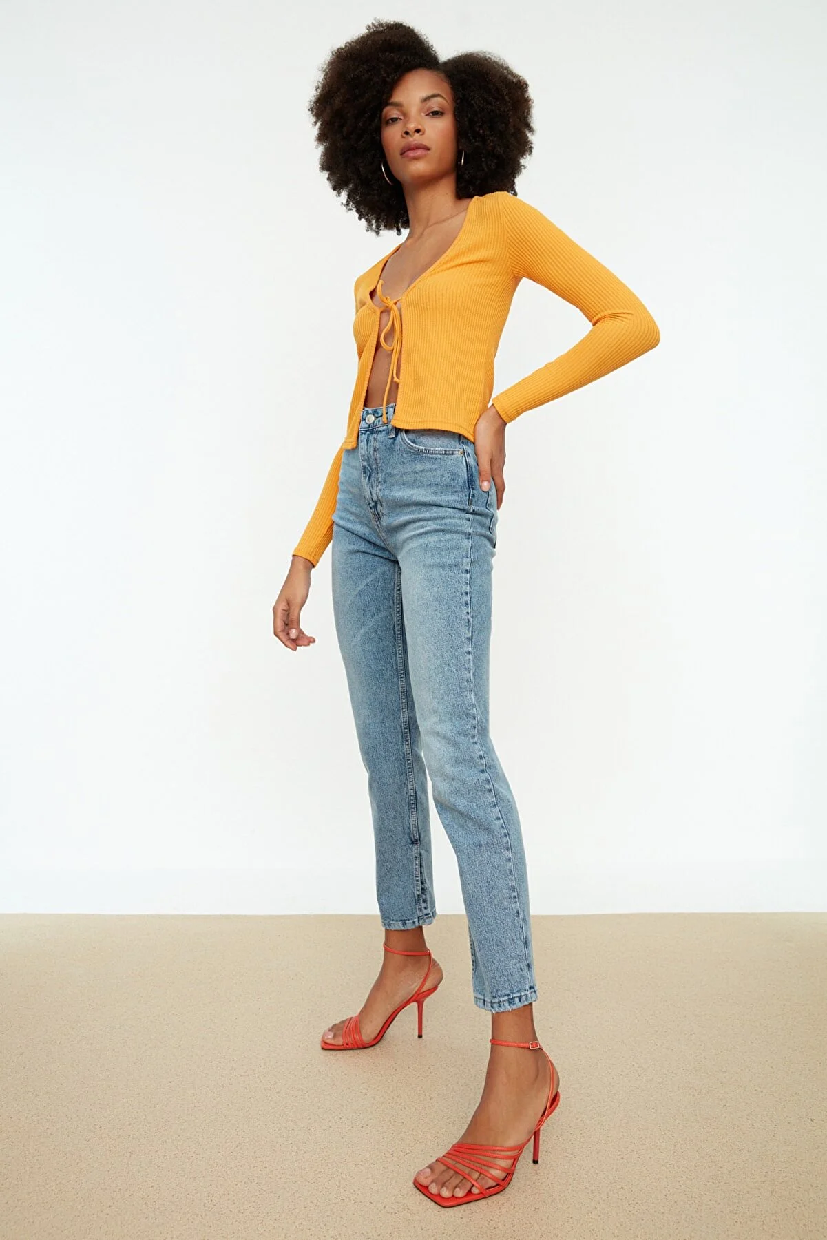 Trendyol Collection  Blaue Jeans mit Schlitz und hoher Taille, gerader Schnitt, TWOSS22JE0430