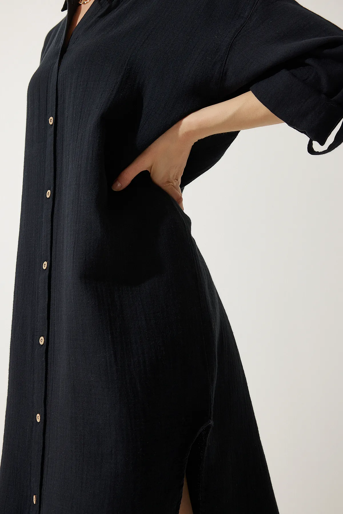 Happiness İstanbul  Schwarzes Oversize-Hemdkleid aus Musselin für Damen SA00021