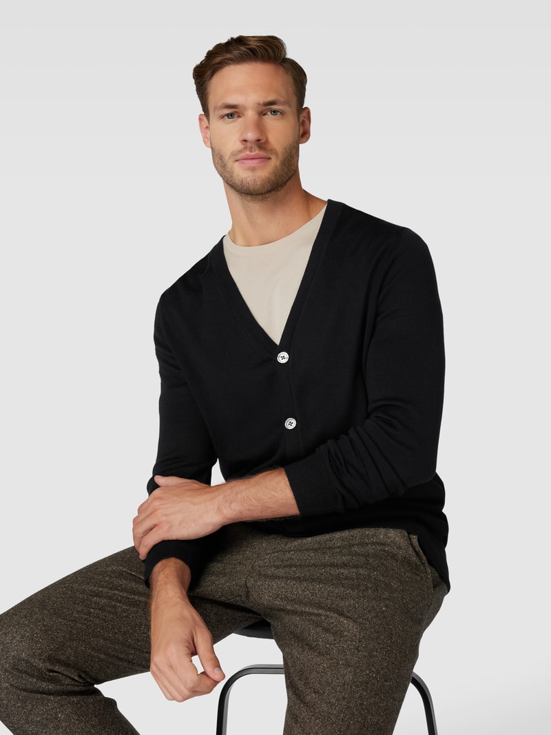 Strickjacke mit V-Ausschnitt und Knopfleiste in schwarz