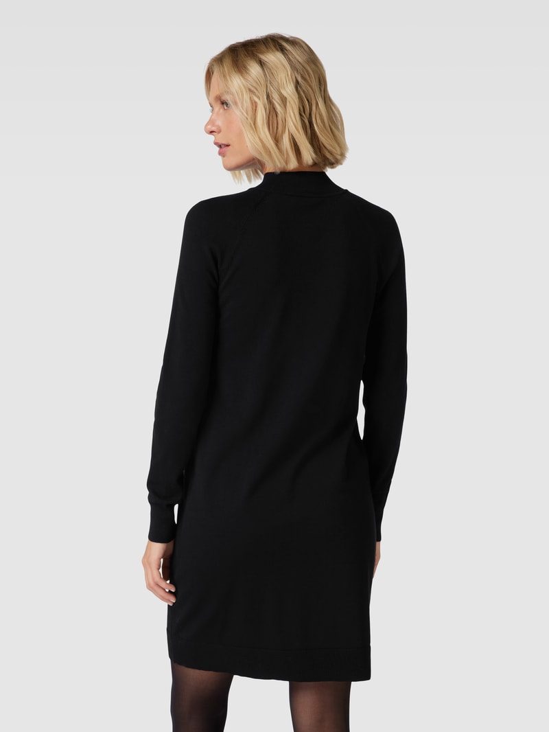 Knielanges Strickkleid mit kleinem Stehkragen in schwarz