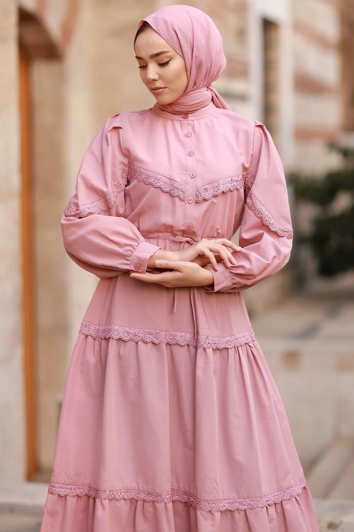 InStyle  Hijab-Kleid mit Guipure-Detail und Ballonärmeln – Dusty Rose