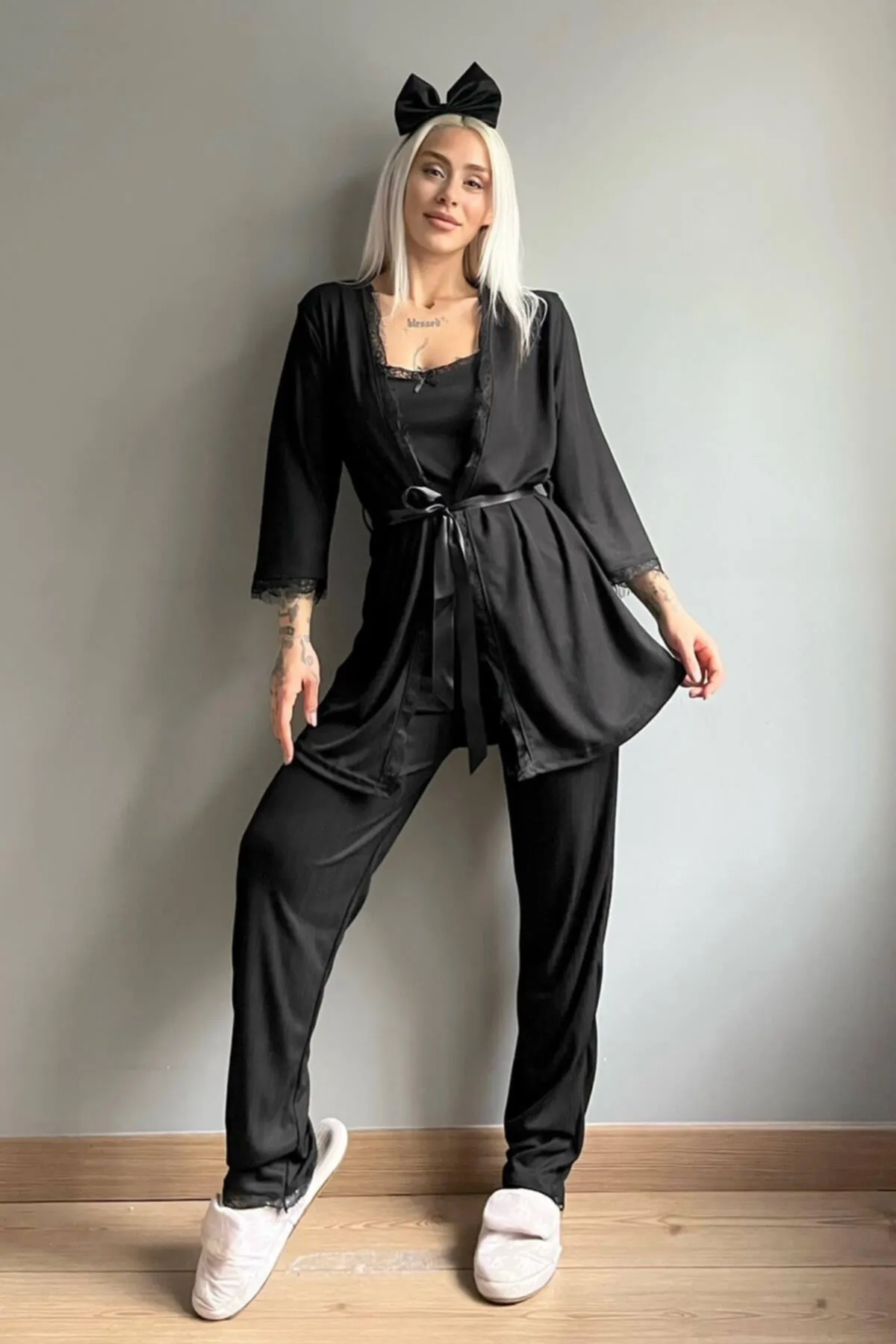 Pijamaevi  Dunkelschwarz gemustertes Pegasus-Pyjama-Set mit Morgenmantel