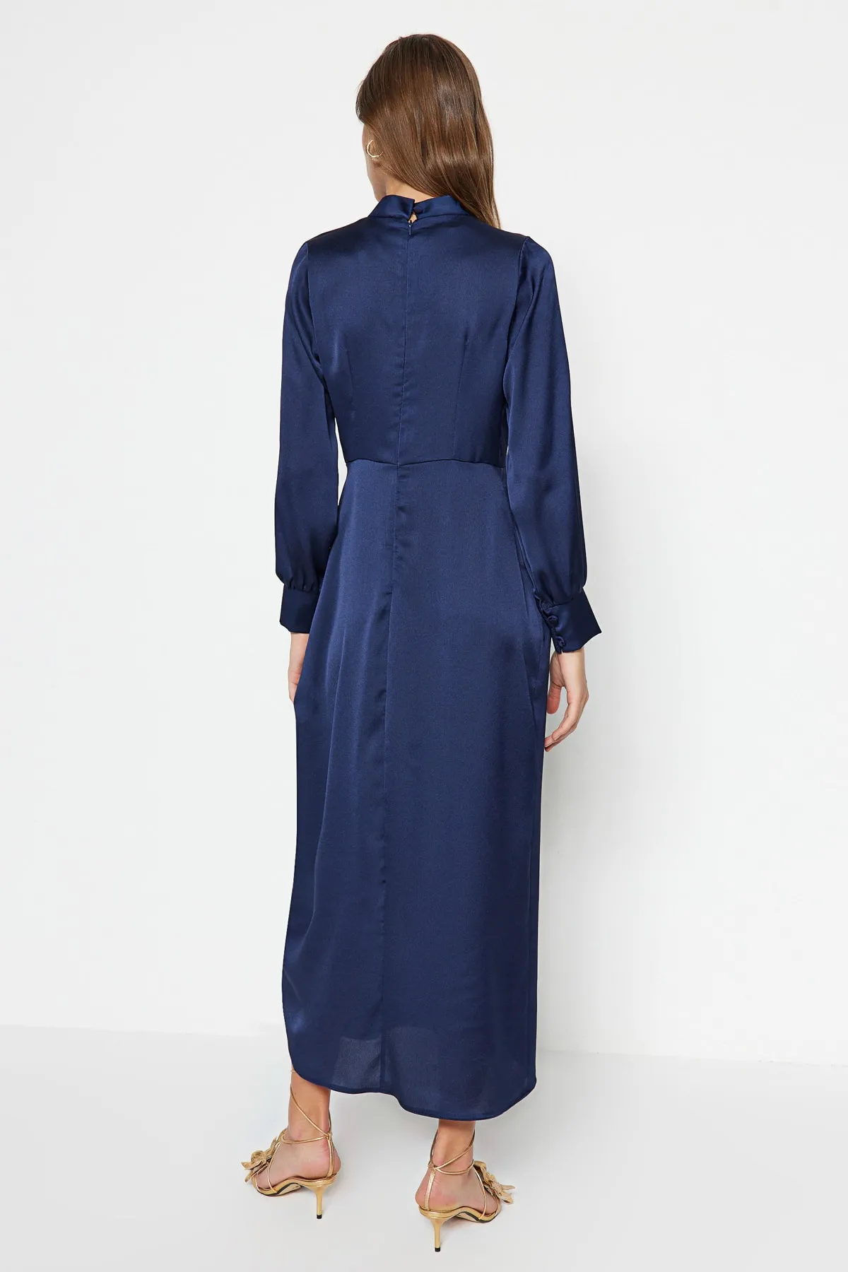 Trendyol Modest  Marineblaues Abendkleid aus Satin mit geraffter Taille TCTSS23DB00043