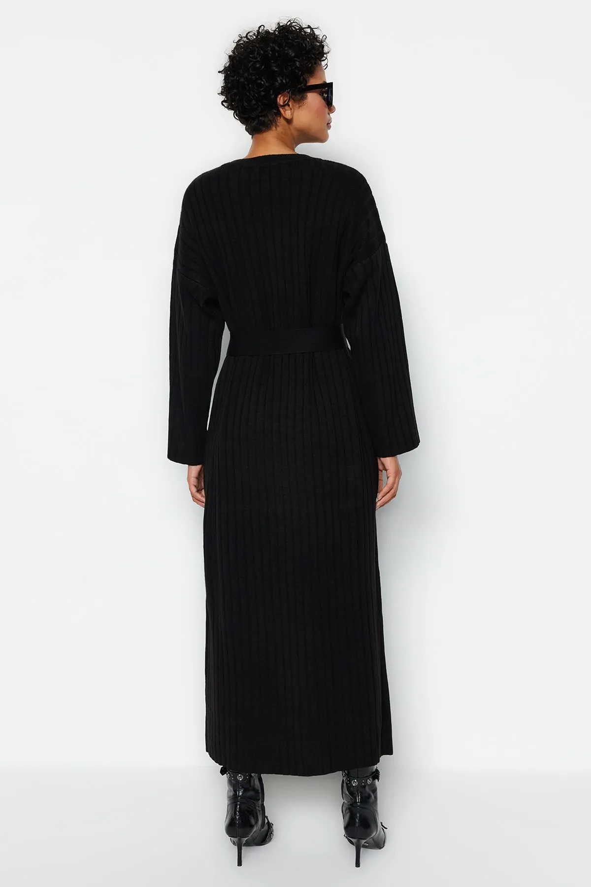 Trendyol Modest  Schwarzes Rippstrickkleid mit Gürtel TCTAW24EB00008