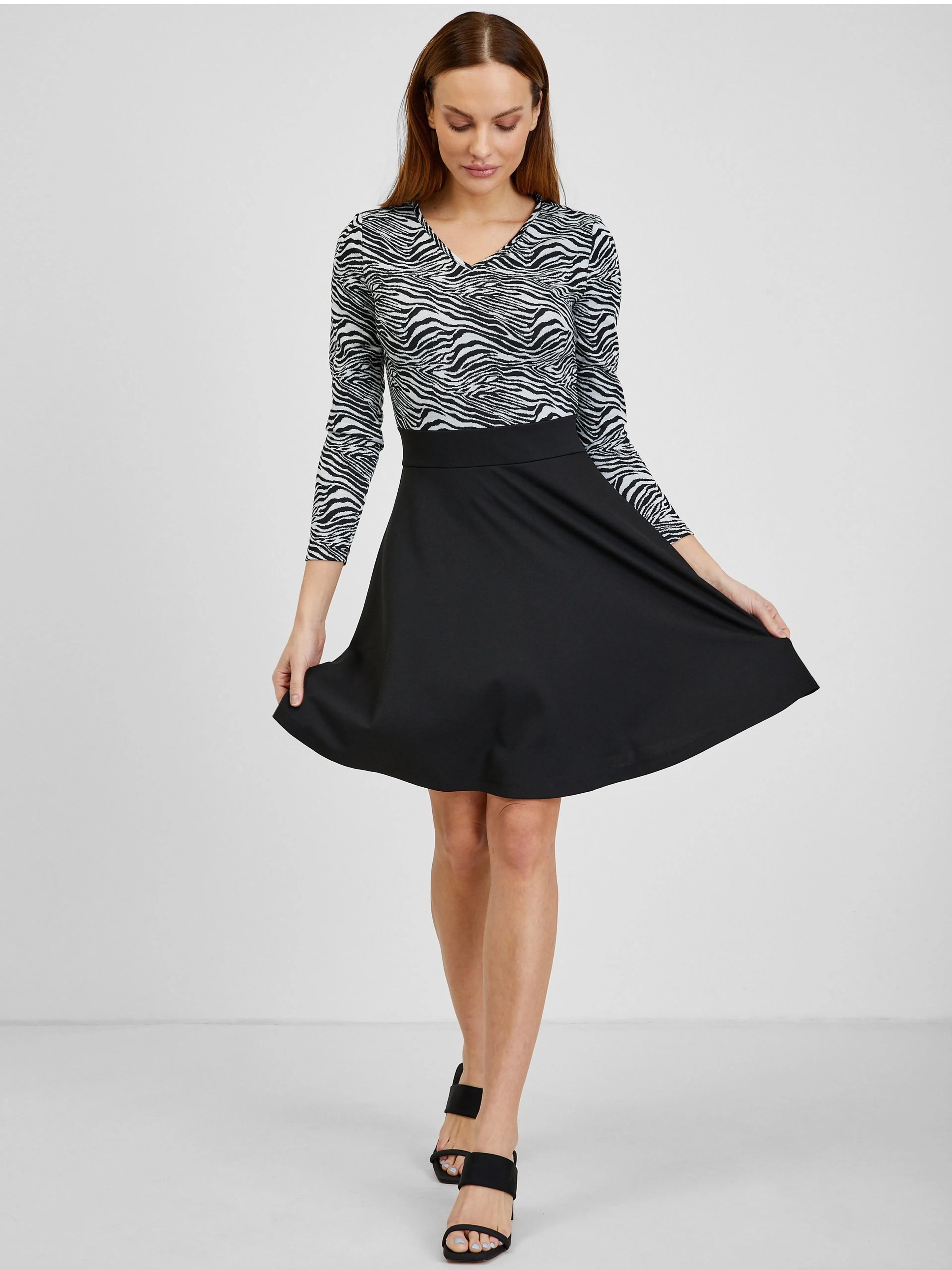 Weißes und schwarzes gemustertes Damenkleid ORSAY