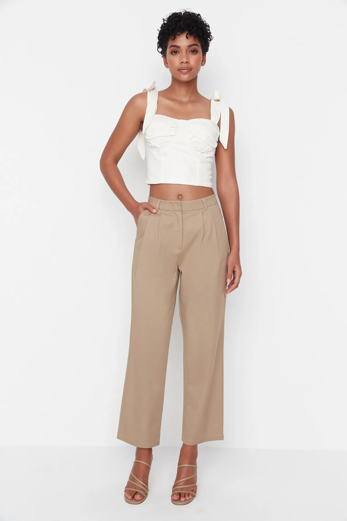Trendyol Collection  Beigefarbene, gerade geschnittene, gewebte Hose mit hoher Taille TWOSS22PL00074
