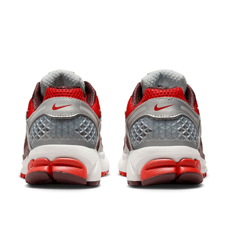 NIKE Zoom Vomero 5 