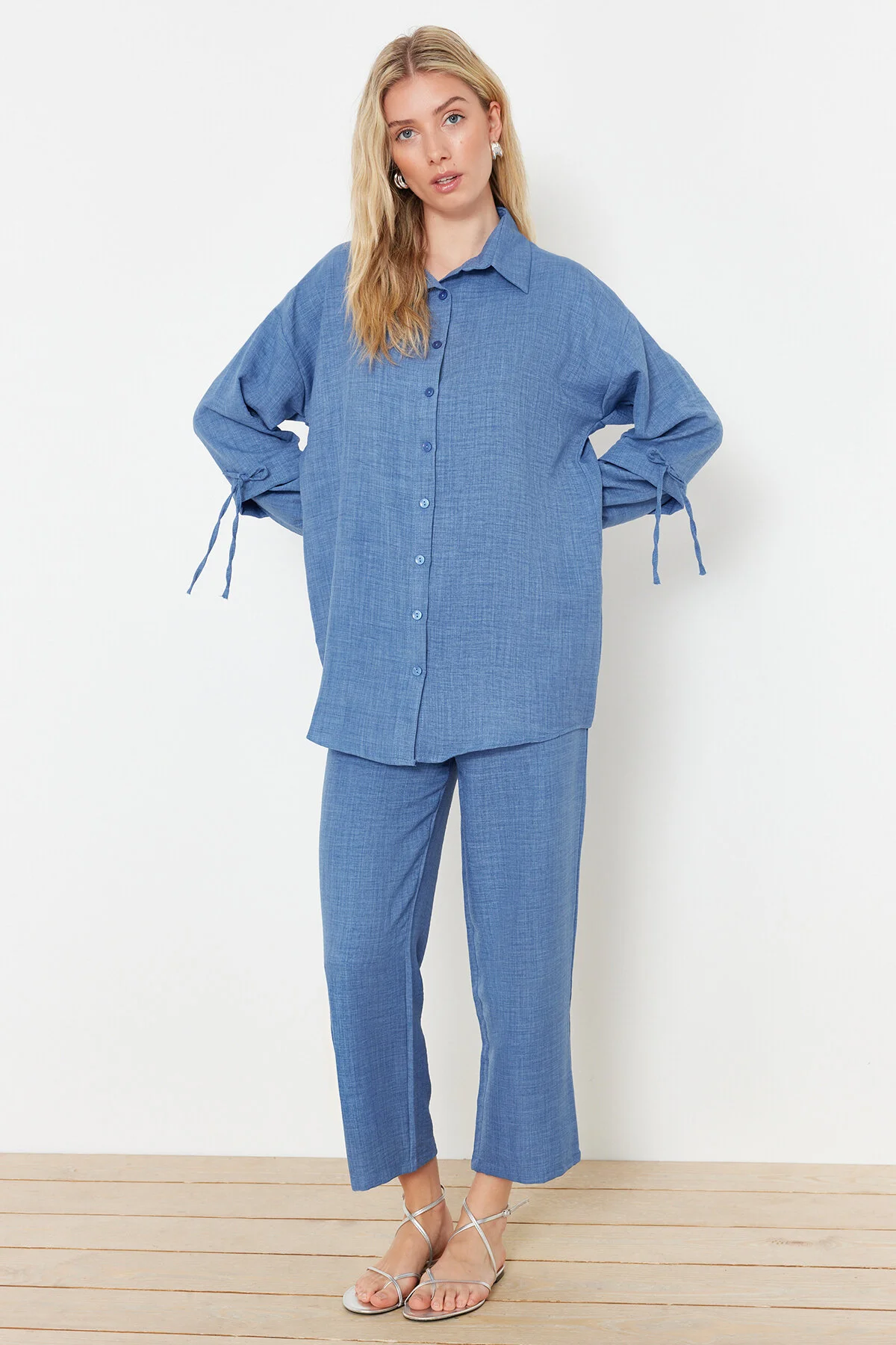 Trendyol Modest  Indigoblaues Set aus gewebtem Oberteil und Unterteil in Leinenoptik TCTSS24US00062
