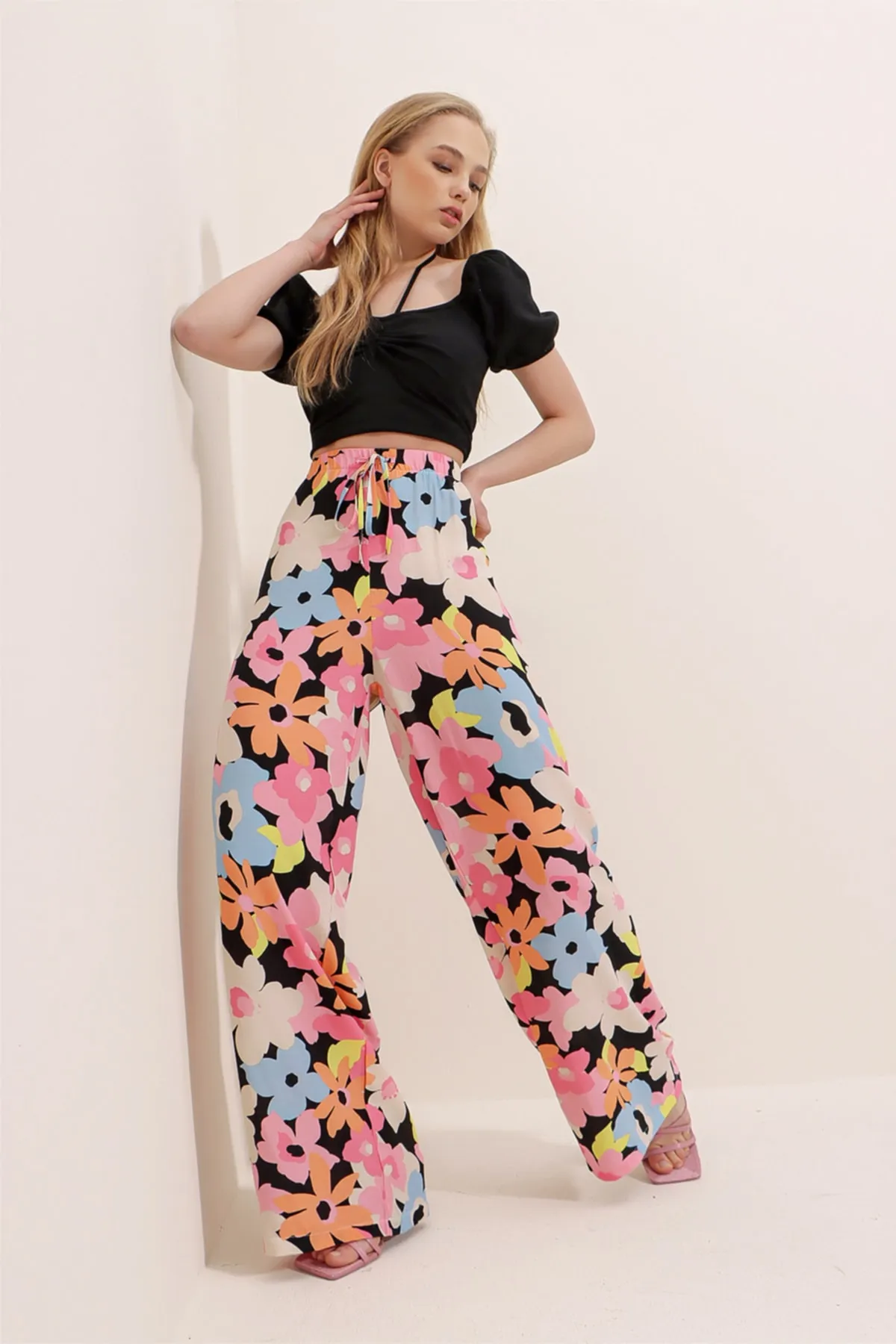 Trend Alaçatı Stili  Damen-Hose mit gemustertem Mix und lässigem Schnitt ALC-X6016