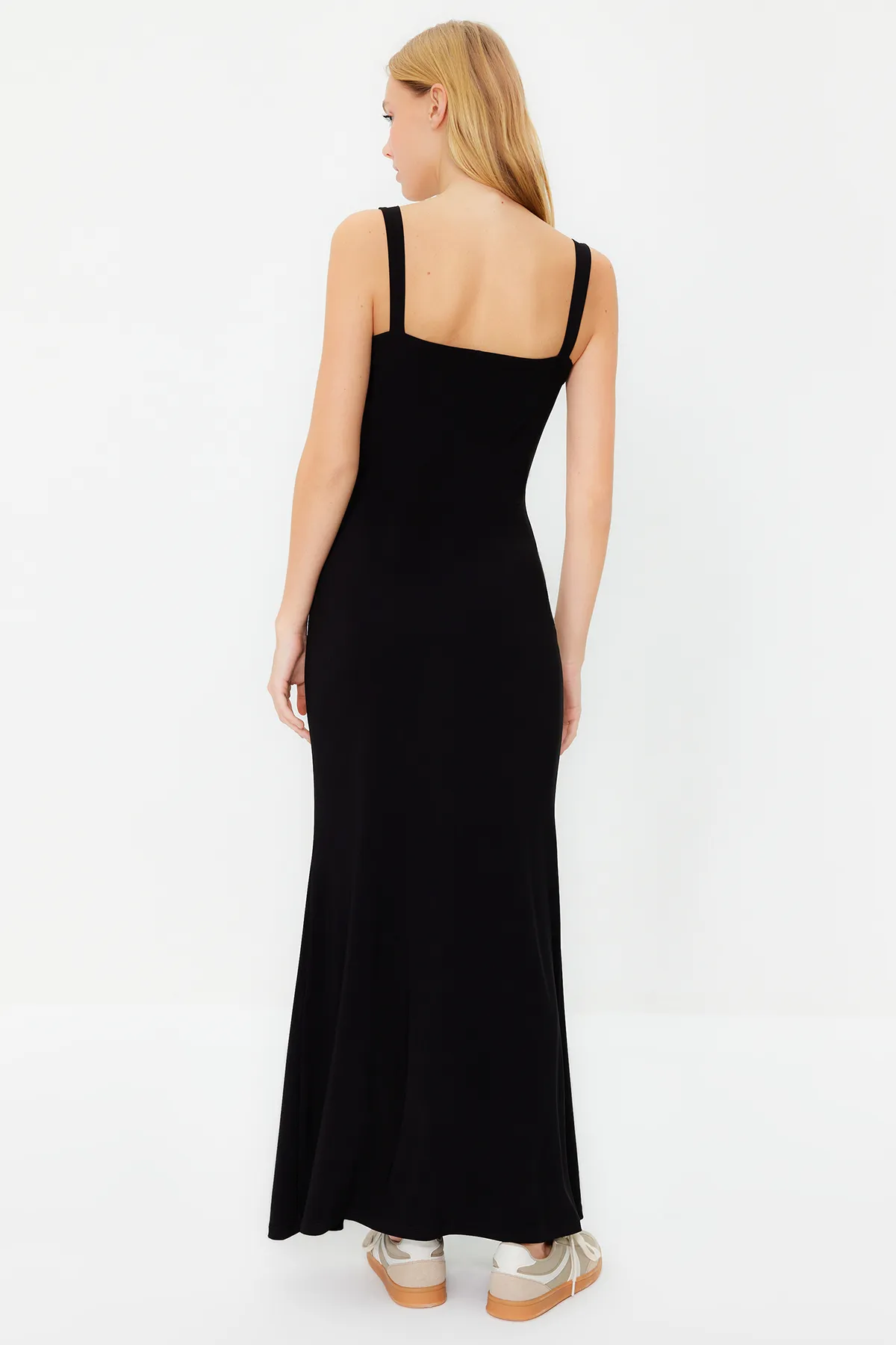 Trendyol Collection  Schwarzes, figurbetontes/figurbetontes Maxi-Bleistiftkleid aus flexiblem Strick mit dicken Trägern TWOSS24EL00137