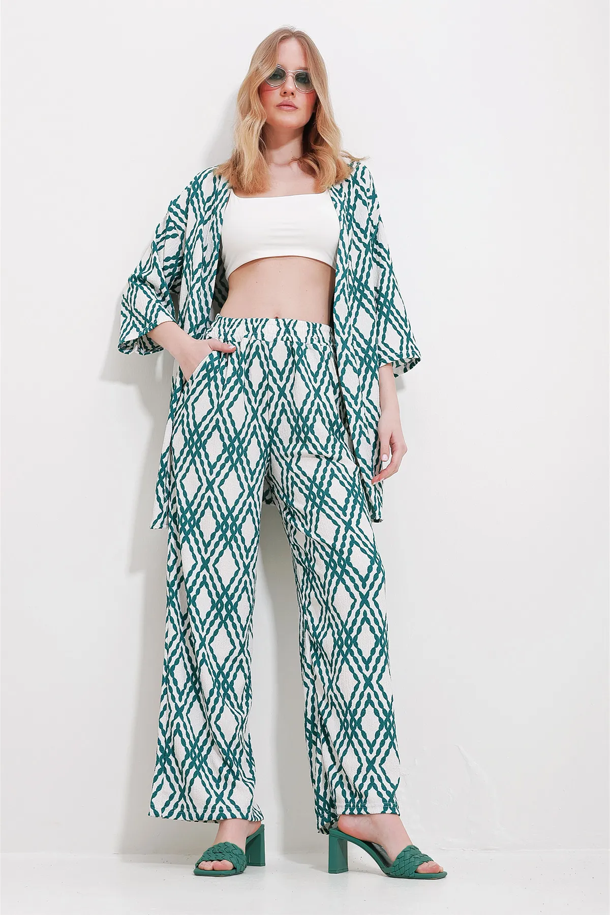 Trend Alaçatı Stili  Grünes gemustertes Set aus Kimonojacke und Palazzohose für Damen ALC-X10512