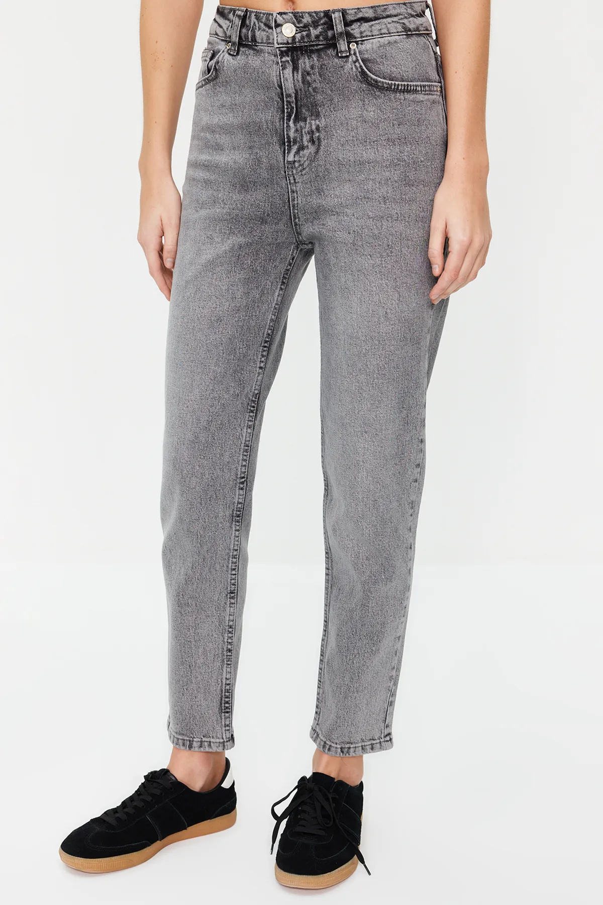 Trendyol Collection  Anthrazitfarbene Slim-Mom-Jeans mit hoher Taille TWOSS24JE00039