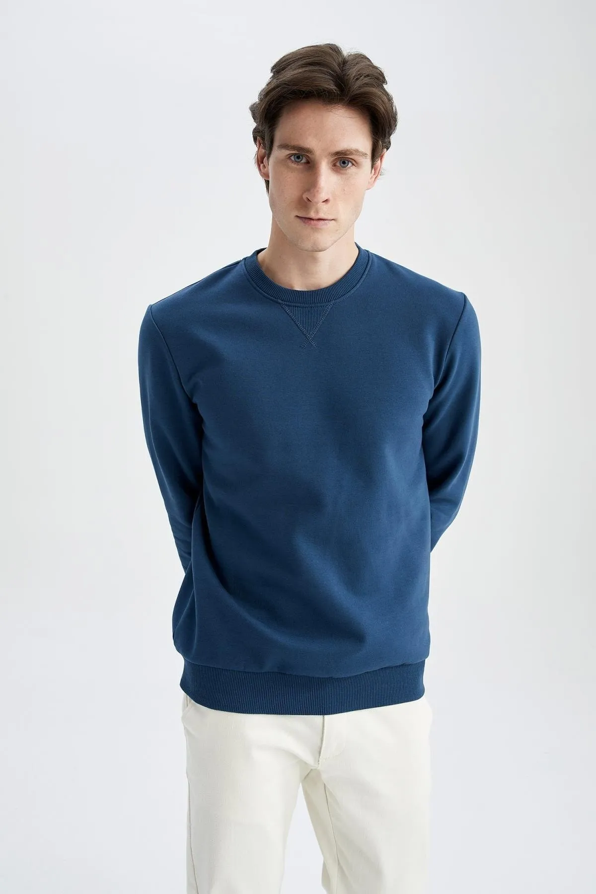 DeFacto  Basic-Sweatshirt aus Baumwolle mit normaler Passform und Rundhalsausschnitt