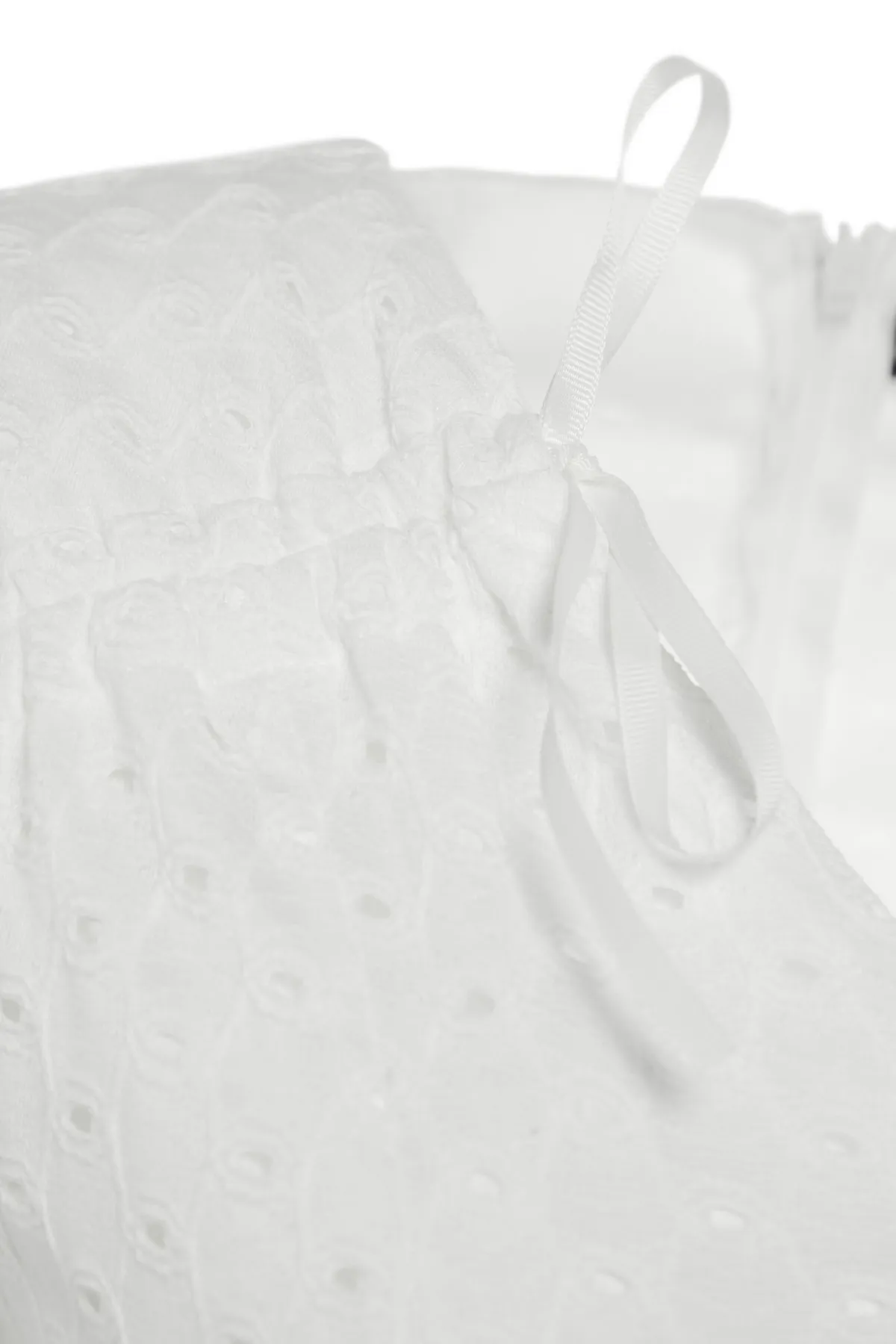 Trendyol Collection  Weißes, gewebtes Minikleid mit A-Linien-Ausschnitt und gefüttertem Ausschnitt TWOSS21EL2089