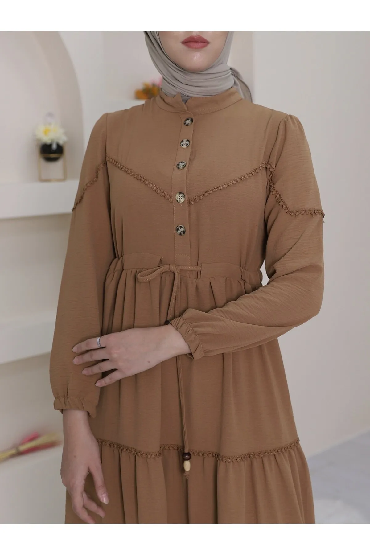 Modamorfo  Halb geknöpftes Spitzenkleid
